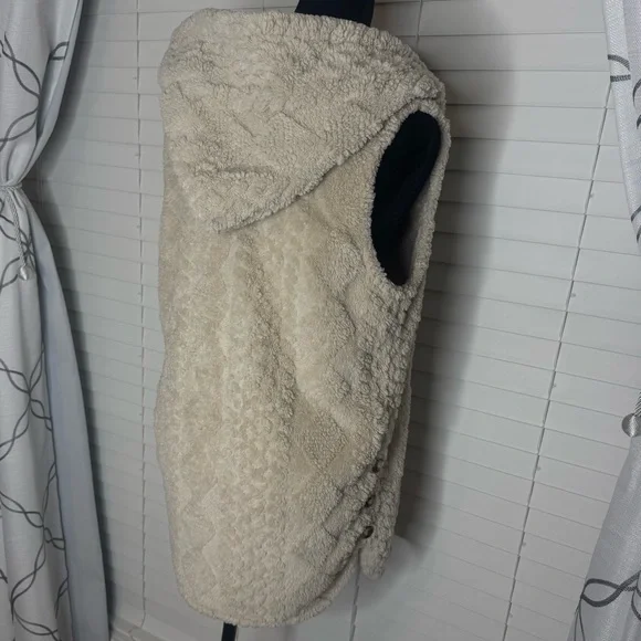 Women's soft Hooded Sleeveless Fuzzy coat/vest for Fall/Winter (L) - Picture 5 of 6